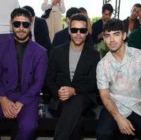 Hadir pula Ricky Martin. Lee Min Ho duduk di baris depan (front row) bersama para selebriti tersebut. (Foto: Pascal Le Segretain/Getty Images)