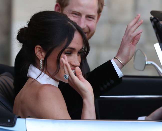 Di hari pernikahannya dengan Pangeran Harry pada Mei 2018, Meghan memakai cincin berlian aquamarine berpotongan persegi seharga  75 ribu poundsterling atau sekitar Rp 1,5 miliar (kurs 1 poundsterling = Rp 18 ribuan). Dilansir dari Daily Mail, cincin warisan Putri Diana itu diberikan Pangeran Harry sebagai kado pernikahan. Meghan yang anggun dalam balutan gaun putih Stella McCartney memadukan cincin tersebut dengan anting Cartier seharga 60 ribu poundsterling atau sekitar Rp 1 miliar. (Foto: Getty Images)