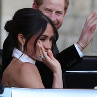 Di hari pernikahannya dengan Pangeran Harry pada Mei 2018, Meghan memakai cincin berlian aquamarine berpotongan persegi seharga  75 ribu poundsterling atau sekitar Rp 1,5 miliar (kurs 1 poundsterling = Rp 18 ribuan). Dilansir dari Daily Mail, cincin warisan Putri Diana itu diberikan Pangeran Harry sebagai kado pernikahan. Meghan yang anggun dalam balutan gaun putih Stella McCartney memadukan cincin tersebut dengan anting Cartier seharga 60 ribu poundsterling atau sekitar Rp 1 miliar. (Foto: Getty Images)