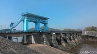 Kamu akan disuguhi view aliran air dari Waduk Gajah Mungkur Wonogiri menuju pintu bendung, sekaligus aliran air yang keluar dari pintu airnya. (Aris Arianto/detikcom)
