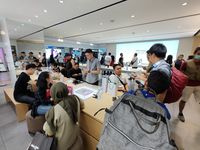 Suasana penjualan perdana Oppo Reno di Mal Ambasador, Kuningan, Jakarta.