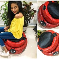 Ban bekas yang sudah dicat merah ini bisa disulap menjadi kursi ruang santai. (Foto: Dok. Brightside)