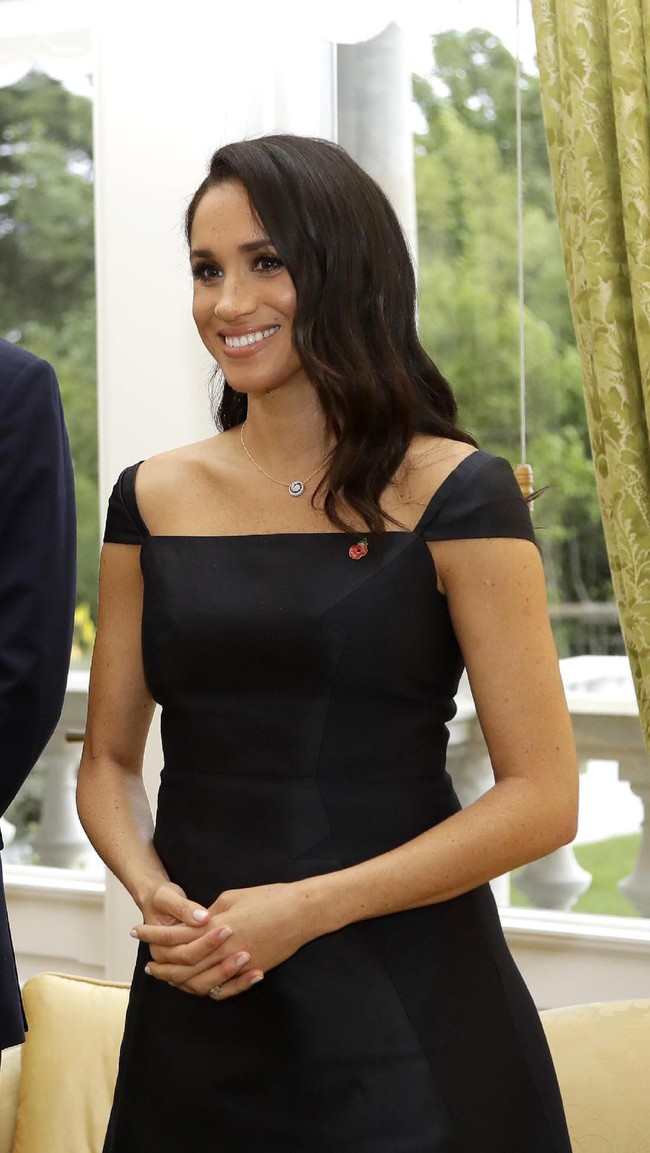 Bertemu Perdana Menteri Selandia Baru Jacinda Ardern di Negeri Kiwi, Meghan Markle memakai kalung Tattoo Diamond buatan desainer lokal Jessica McCormack. Kalung yang terinspirasi dari seni memahat suku Maori itu diketahui berharga 8.800 poundsterling atau Rp 158 juta. (Foto: Getty Images)