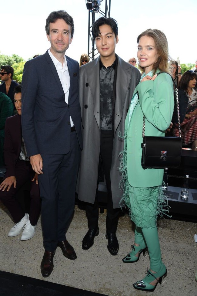 Sebelum fashion show dimulai, Lee Min Ho sempat berfoto dengan model terkenal Natalia Vodianova dan suaminya, Antoine Arnault. (Foto: Pascal Le Segretain/Getty Images)