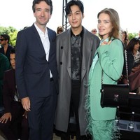 Sebelum fashion show dimulai, Lee Min Ho sempat berfoto dengan model terkenal Natalia Vodianova dan suaminya, Antoine Arnault. (Foto: Pascal Le Segretain/Getty Images)
