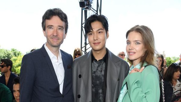 Lee Min Ho Eksis di Paris Fashion Week, Foto Bareng Model Terkenal