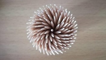 Aku menggoyangkan sekotak tusuk gigi dan jadilah seperti ini. (Foto: brighside)