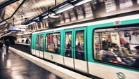 Metro di Paris menjangkau jarak hingga 214 kilometer (km) dan sebagian besar melaju di bawah tanah yang memiliki 303 stasiun. Metro ibu kota Prancis ini merupakan kereta bawah tanah dengan pelayanan tersibuk kedia di Eropa. Istimewa/Shutterstock/dade72. 