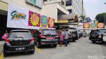 Warga Berburu Diskon Hingga 50% di Giant Jelang Tutup Toko