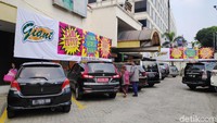 Kabar mengenai diskon ini terlihat di bagian depan supermarket. Di bagian depan, pengelola supermaket memasang spanduk yang isinya yakni Kami Tutup Hanya di Toko Ini, Diskon Semua Harga, Semua Harus Terjual Habis.