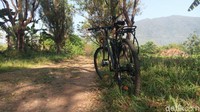 Jarak yang ditempuh pulang pergi sekitar 3,5 kilometer. Jangan lupa membawa minuman dan makanan ringan, dan jangan buang sampah sembarangan. (Aji Kusuma Admaja/detikcom)