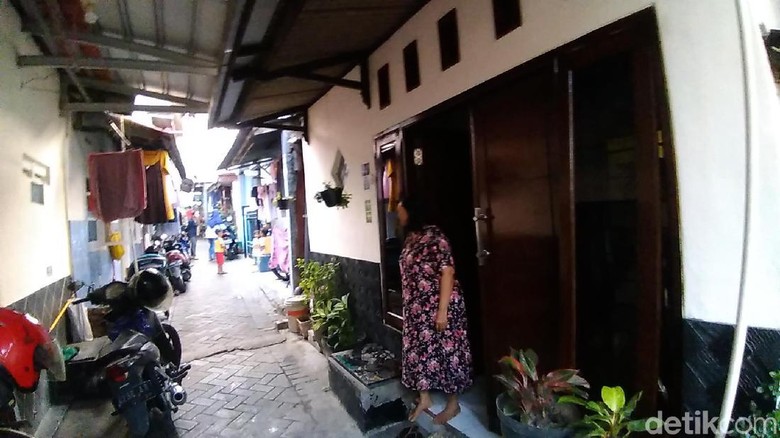 Warga Sebut Ada Dua Pemuda Lari Menjauh Pasca Teror Molotov di Surabaya Warga Sebut Ada Dua Pemuda Lari Menjauh Pasca Teror Molotov di Surabaya