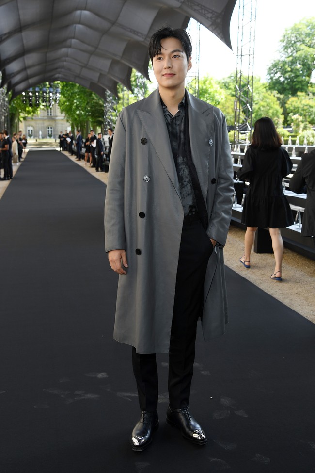 Dalam kesempatan tersebut, pemeran Gu Jun-pyo dalam drama Boys Over Flowers itu tampil stylish dalam balutan trench coat kulit abu-abu yang dipadu dengan setelan hitam. (Foto: Pascal Le Segretain/Getty Images)
