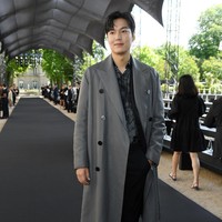 Dalam kesempatan tersebut, pemeran Gu Jun-pyo dalam drama Boys Over Flowers itu tampil stylish dalam balutan trench coat kulit abu-abu yang dipadu dengan setelan hitam. (Foto: Pascal Le Segretain/Getty Images)