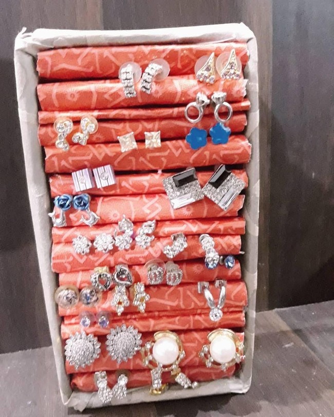 Kotak bekas gadget kamu bisa menjadi tempat penyimpanan anting atau perhiasan lainnya. Tinggal sisipkan beberapa gulungan kertas di dalam boks tersebut untuk menancapkan perhiasan. (Foto: Dok. Brightside)