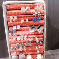 Kotak bekas gadget kamu bisa menjadi tempat penyimpanan anting atau perhiasan lainnya. Tinggal sisipkan beberapa gulungan kertas di dalam boks tersebut untuk menancapkan perhiasan. (Foto: Dok. Brightside)