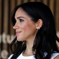 Satu lagi perhiasan warisan Putri Diana yang kini menjadi milik Meghan Markle: sepasang anting berbentuk kupu-kupu. Anting yang dipakai Meghan saat hari pertama kunjungannya ke Sydney, Australia, itu ditaksir berharga 2.300 poundsterling atau Rp 41 juta. Ia juga memakai cincin pertunangan seharga 122 ribu poundsterling atau Rp 2,1 miliar buatan rumah perhiasan langganan keluarga kerajaan, Clave and Company. (Foto: Getty Images)