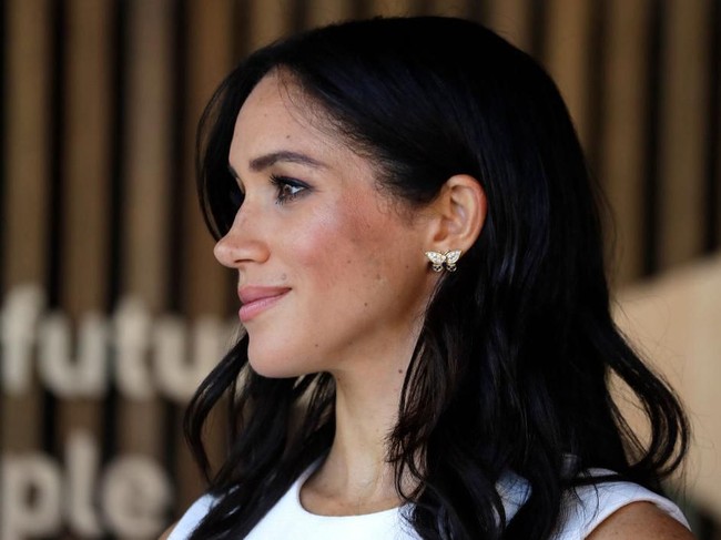 Satu lagi perhiasan warisan Putri Diana yang kini menjadi milik Meghan Markle: sepasang anting berbentuk kupu-kupu. Anting yang dipakai Meghan saat hari pertama kunjungannya ke Sydney, Australia, itu ditaksir berharga 2.300 poundsterling atau Rp 41 juta. Ia juga memakai cincin pertunangan seharga 122 ribu poundsterling atau Rp 2,1 miliar buatan rumah perhiasan langganan keluarga kerajaan, Clave and Company. (Foto: Getty Images)