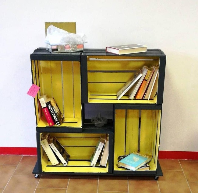 Jika ada tumpukan boks kayu nganggur di gudang, cat ulang lalu susun menjadi rak serba guna. (Foto: Dok. Brightside)