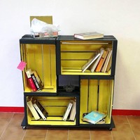 Jika ada tumpukan boks kayu nganggur di gudang, cat ulang lalu susun menjadi rak serba guna. (Foto: Dok. Brightside)