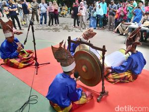 Tabuhan Gendang Emak-emak Sambut Klaim Kemenangan Hitung Cepat