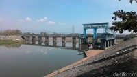 Saat kemarau seperti ini ketika aliran air yang keluar Bendung Colo menyusut, deretan beton yang sebenarnya menjadi pemecah arus air itu terlihat jelas muncul di permukaan. (Aris Arianto/detikcom)