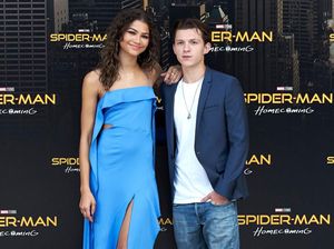 Tom Holland dan Zendaya Kondangan, Terlihat Serasi Saling Sandar Kepala