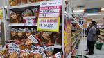 Warga Berburu Diskon Hingga 50% di Giant Jelang Tutup Toko