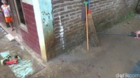 Ulat bulu menyerbu pemukiman warga di Dusun Semambung, Desa Capang, Kecamatan Purwodadi, sejak hari raya Idul Fitri lalu. Selain di Desa Capang, ulat bulu juga ada di Desa Gajahrejo dan Palangsari, namun jumlahnya tak signifikan.