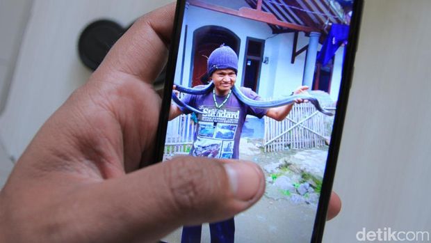 Jana (42), warga Kecamatan Kutawaringin, Kabupaten Bandung, Jawa Barat, tewas diduga dililit ular peliharaannya di Kampung Citiru, Desa Padasuka, Kecamatan Kutawaringin.