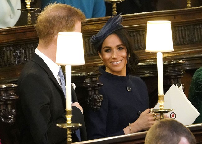 Menghadiri pernikahan Putri Eugenie, Meghan Markle mempercantik penampilannya dengan empat cincin sekaligus. Cincin dari label Pippa Small itu diketahui berharga 9.000 ribu poundsterling atau Rp 162 juta. Ia lalu memadukannya dengan gelang berlian Rp 39 juta dan anting Rp 9 juta dari label yang sama. (Foto: Getty Images)