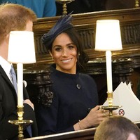 Menghadiri pernikahan Putri Eugenie, Meghan Markle mempercantik penampilannya dengan empat cincin sekaligus. Cincin dari label Pippa Small itu diketahui berharga 9.000 ribu poundsterling atau Rp 162 juta. Ia lalu memadukannya dengan gelang berlian Rp 39 juta dan anting Rp 9 juta dari label yang sama. (Foto: Getty Images)