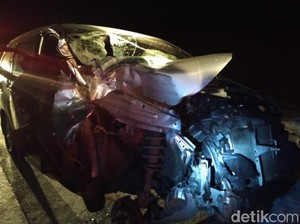 MPV Ringsek Tabrak Truk di Tol Pandaan-Malang, Dua Orang Luka