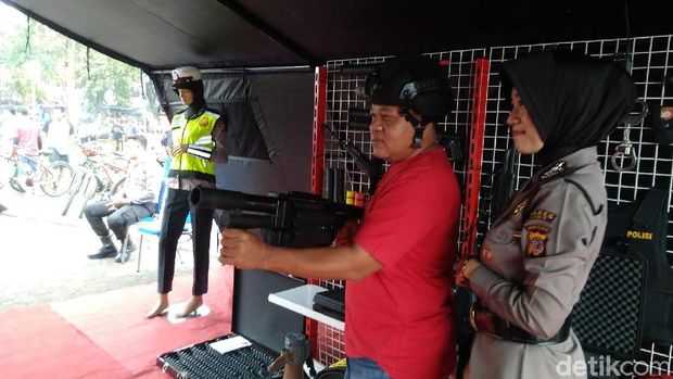 Warga Ciamis Antusias Jajal Alutsista Polisi