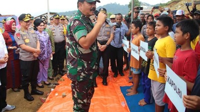 Momen Panglima TNI Tinjau Korban Banjir Konawe Utara