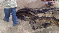 Jalan nasional lintas utara di Kabupaten Kampar yang menghubungkan ke Rokan Hulu (Rohul) di Riau amblas. Kondisi ini membuat kendaraan berat tidak bisa melintas. (Chaidir Tanjung/detikcom)