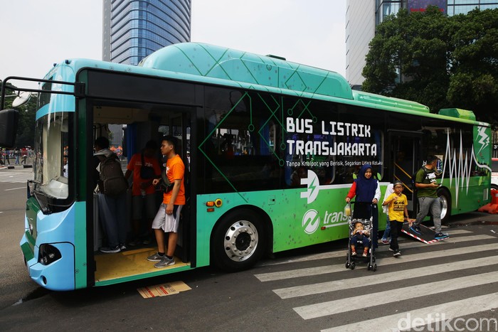 PT Transportasi Jakarta mengadakan sosialisasi bus listrik dalam kegiatan car free day (CFD) di Bundaran HI, Jakarta.