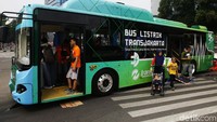 Kepala Divisi Teknik dan Manajemen Operasi PT Transportasi Jakarta Eri Riawan di lokasi CFD, Minggu (23/6/2019), mengatakan, ada dua bus listrik yang diperkenalkan yakni berukuran besar dan sedang. Kapasitasnya yang besar 28 kursi, yang berdiri 20. Dan untuk medium ada 18 kursi.