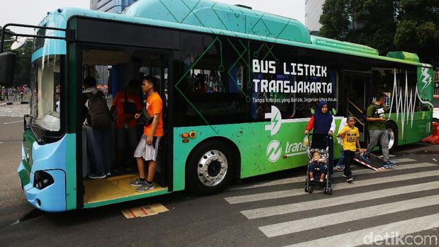 TransJakarta listrik di Car Free Day
