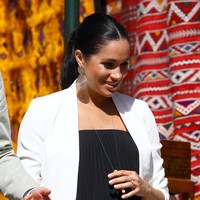 Februari lalu, Meghan Markle dan Pangeran Harry berkunjung ke Maroko. Dalam sebuah kesempatan, ia memakai anting emas 24 karat bergaya entik buatan label Prancis, Gas Bijoux. Harganya 129 poundsterling atau Rp 2,3 juta. (Foto: Getty Images)