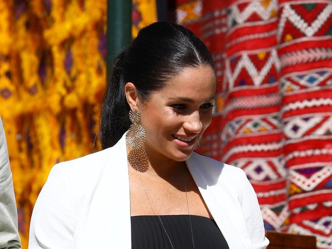 Februari lalu, Meghan Markle dan Pangeran Harry berkunjung ke Maroko. Dalam sebuah kesempatan, ia memakai anting emas 24 karat bergaya entik buatan label Prancis, Gas Bijoux. Harganya 129 poundsterling atau Rp 2,3 juta. (Foto: Getty Images)