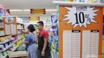Warga Berburu Diskon Hingga 50% di Giant Jelang Tutup Toko