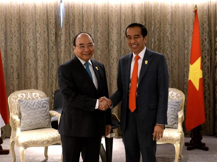 Presiden Jokowi bertemu PM Vietnam Nguyen Xuan Phuc di Bangkok, Thailand.