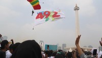 Berdasarkan pantauan di Lapangan Silang Monas, Jakarta Pusat, Minggu (23/6/2019), puluhan penerjun payung mendarat secara bergantian di depan panggung. Masyarakat yang hadir pun bersorak-sorai. 