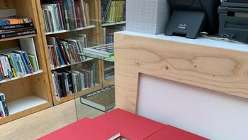 Aku lebih suka mengatur buku-bukuku sebagai benteng ... (Foto: brighside)