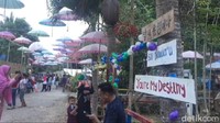 Selain mural, hangul aksara Korea turut ramaikan coretan dinding. Suasana ini menjadi area swafoto bagi para pengunjung yang datang bersama keluarga. (Sitti Harlina/detikcom)
