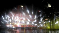Perayaan HUT DKI Jakarta ke-492 yang diselenggarakan di Bundaran HI semakin meriah dengan ditampilkannya atraksi air mancur dan video mapping.