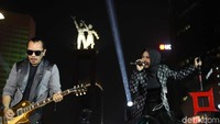 Kotak membawakan beberapa lagu tampil meramaikan HUT Jakarta kali ini. (Pradita/detikcom)