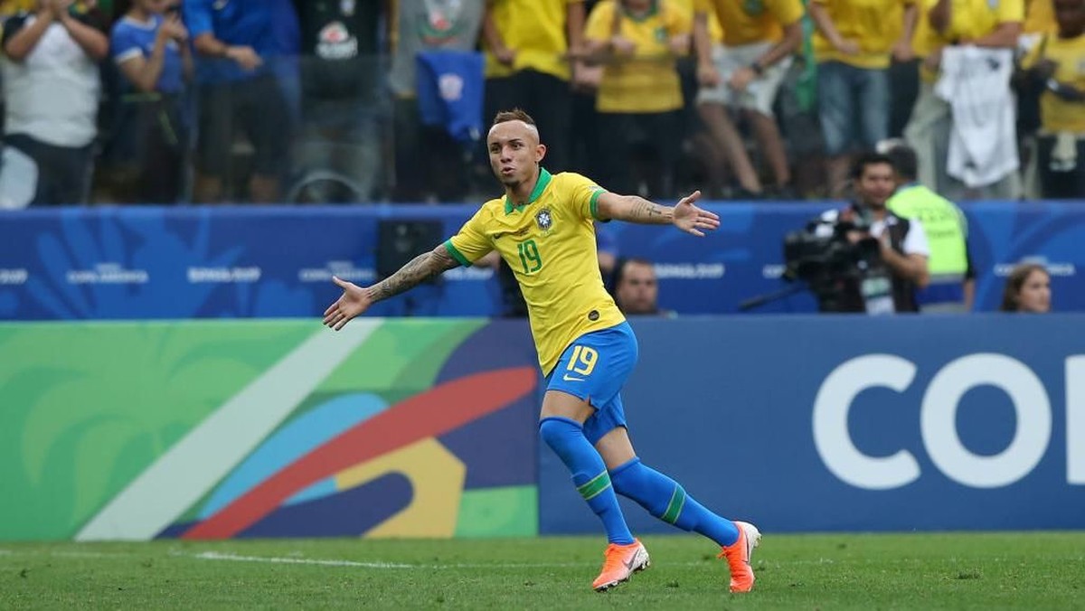 Everton Soares tampil gemilang kala Brasil membungkam Peru 5-0 (Foto: Alexandre Schneider/Getty Images)