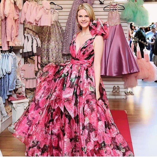 Kini, namanya menjadi pembicaraan publik sebagai penyanyi opera dan kontestan di ajang kecantikan. Aku tidak ingin menjadi korban. Ini adalah bagian dari hidupku dan aku berpegang teguh pada itu, kata Rachel. Foto: Instagram/@rachelbarcellona